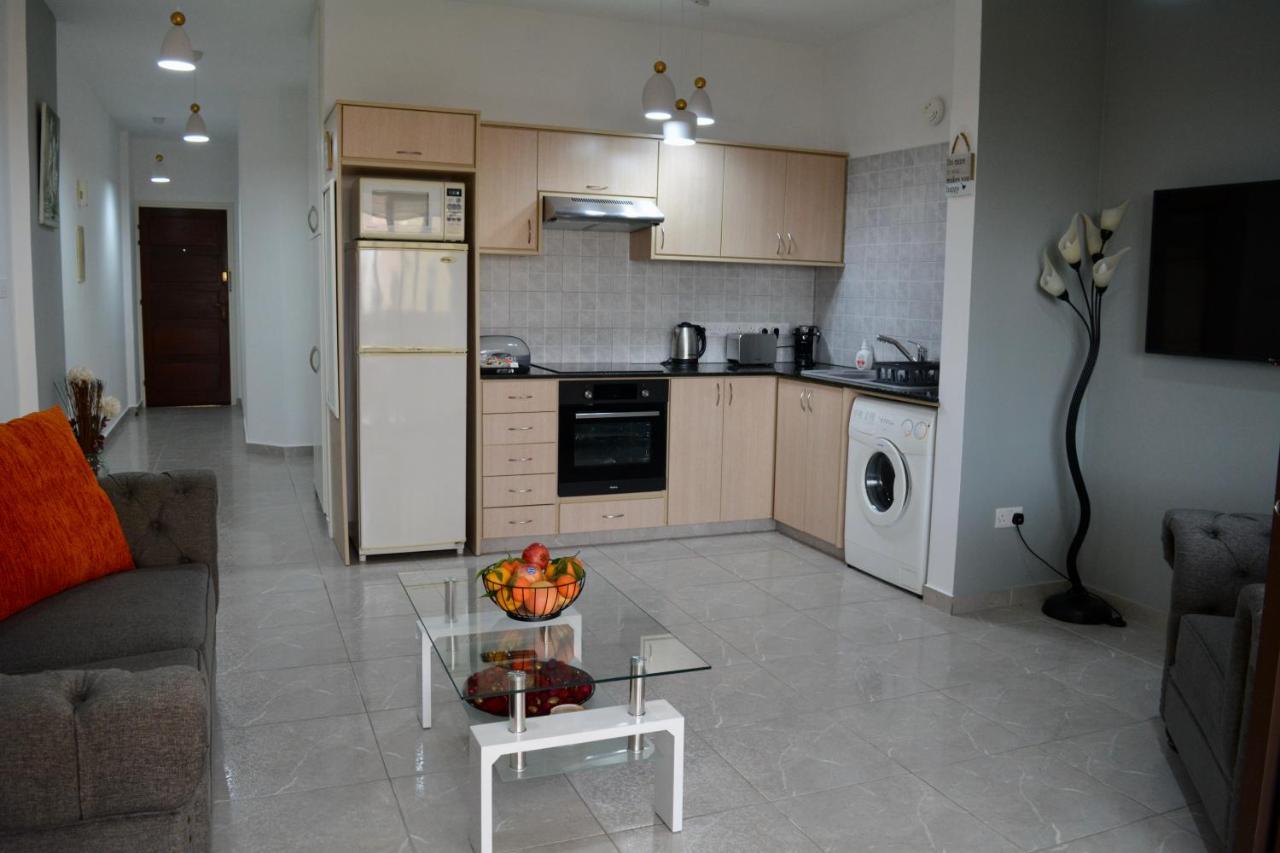 Queens Gardens - Kato Paphos - Next To Kings Ave Mall --- By Yiota ภายนอก รูปภาพ