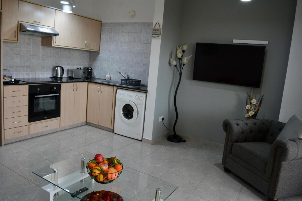 Queens Gardens - Kato Paphos - Next To Kings Ave Mall --- By Yiota ภายนอก รูปภาพ