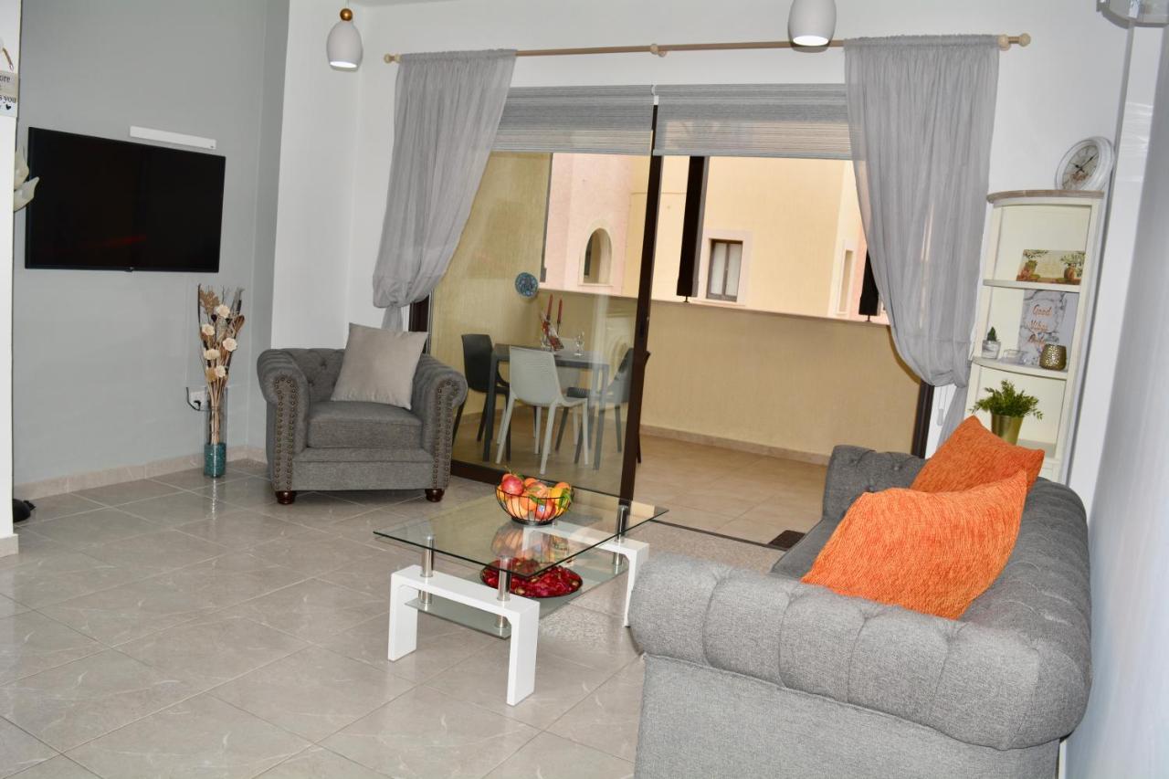 Queens Gardens - Kato Paphos - Next To Kings Ave Mall --- By Yiota ภายนอก รูปภาพ
