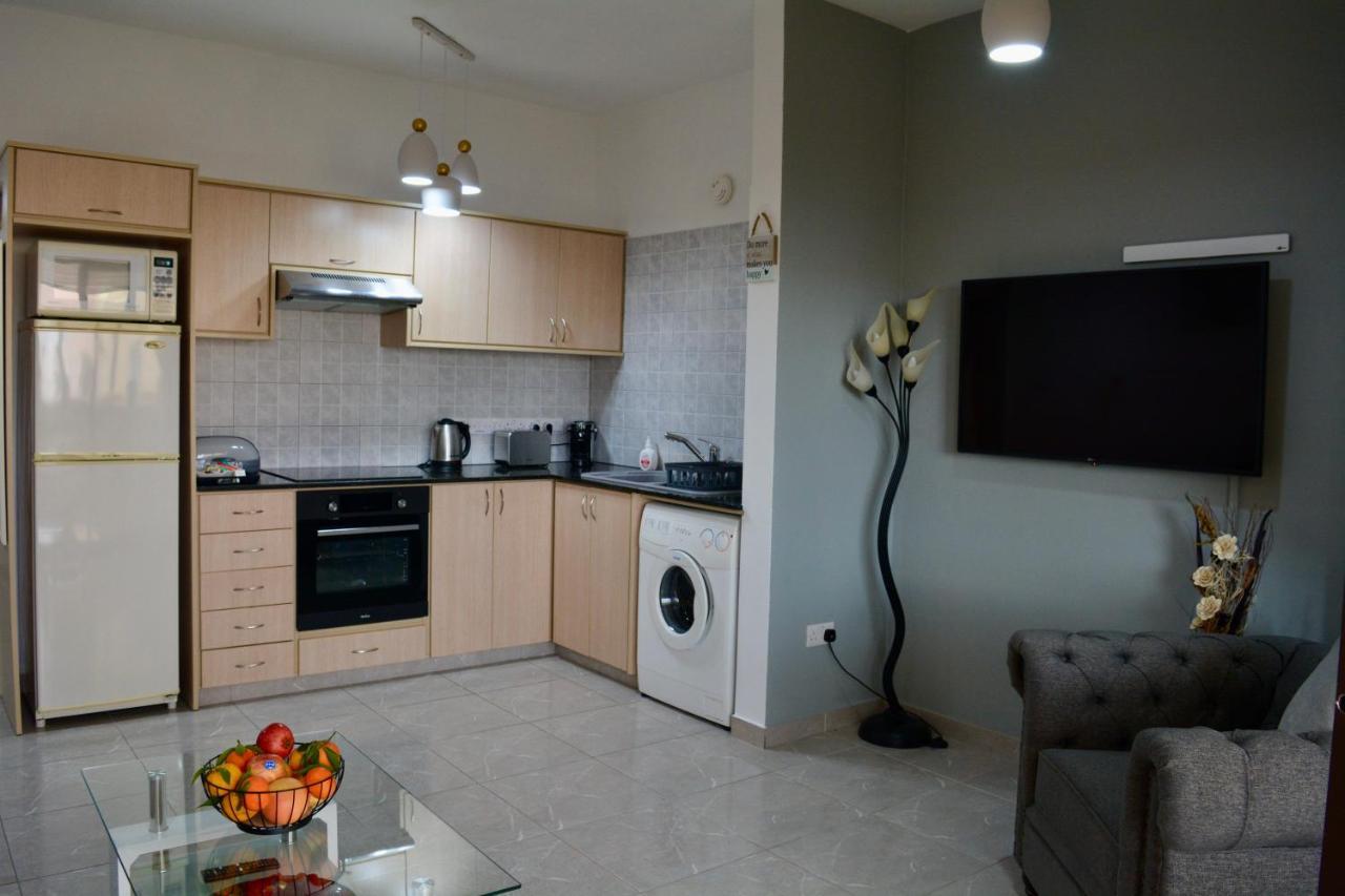 Queens Gardens - Kato Paphos - Next To Kings Ave Mall --- By Yiota ภายนอก รูปภาพ